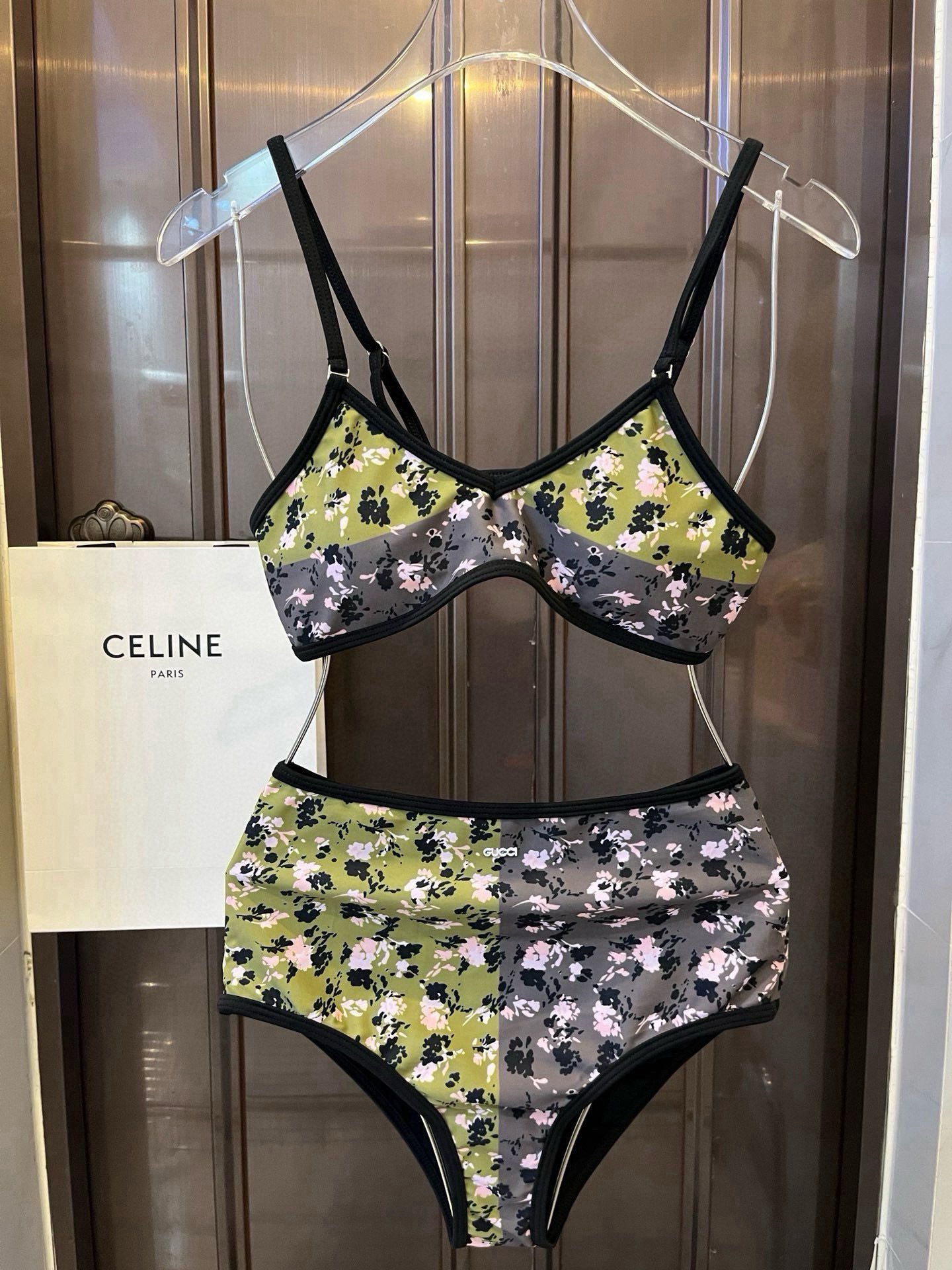 NO:377743,Gucci bikini suspender vest + briefs, super awesome!  It is released simultaneously in major counters, and it naturally presents a sense of fashion!  Very age-reducing and youthful. S M L X L swimsuits, swimming trunks, bikini, swimsuits, swimming trunks, bikinis19860909Gucci古奇比基尼 吊带背心+三角裤 上身超级棒！同步各大专柜发售,自然而然呈现时尚感！十分减龄,具有年轻活力. 码数S M L X L泳衣泳裤比基尼,泳衣，泳裤，比基尼,gucci,swimsuits,bikinis,accessory