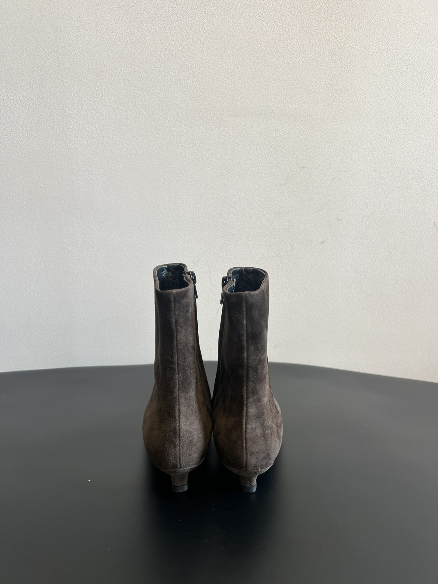 代购级 莞厂高品质Toteme 25ss 猫跟小短靴Toteme 的显著审美观为“雅致休闲奢华”，该服装