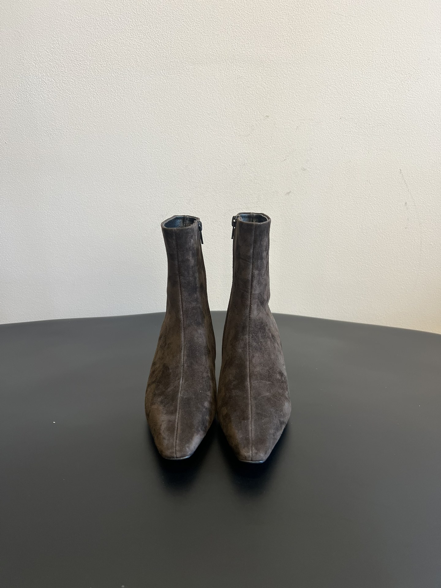 代购级 莞厂高品质Toteme 25ss 猫跟小短靴Toteme 的显著审美观为“雅致休闲奢华”，该服装