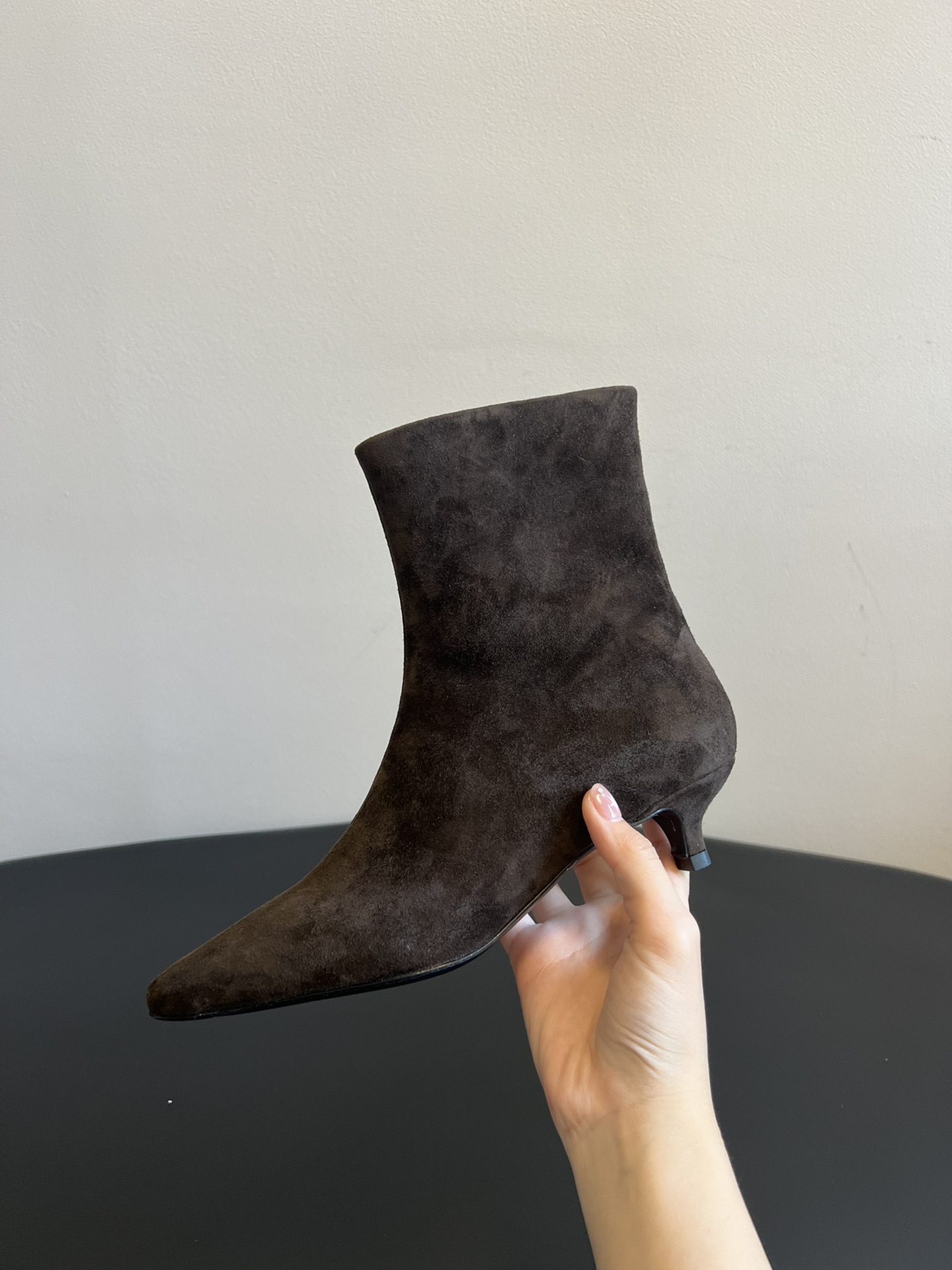 代购级 莞厂高品质Toteme 25ss 猫跟小短靴Toteme 的显著审美观为“雅致休闲奢华”，该服装
