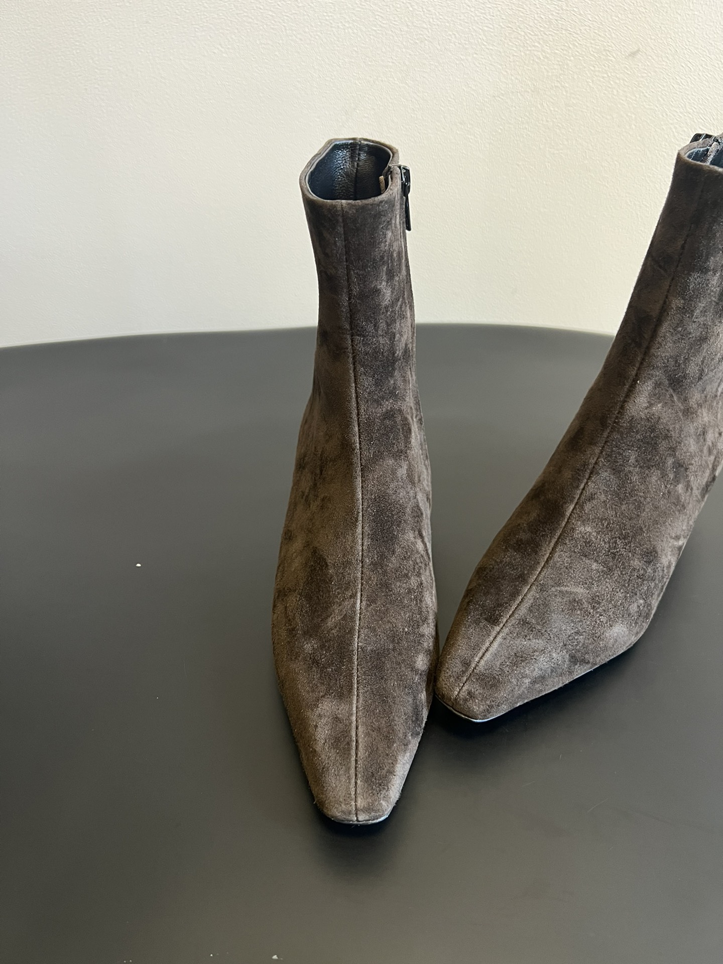 代购级 莞厂高品质Toteme 25ss 猫跟小短靴Toteme 的显著审美观为“雅致休闲奢华”，该服装