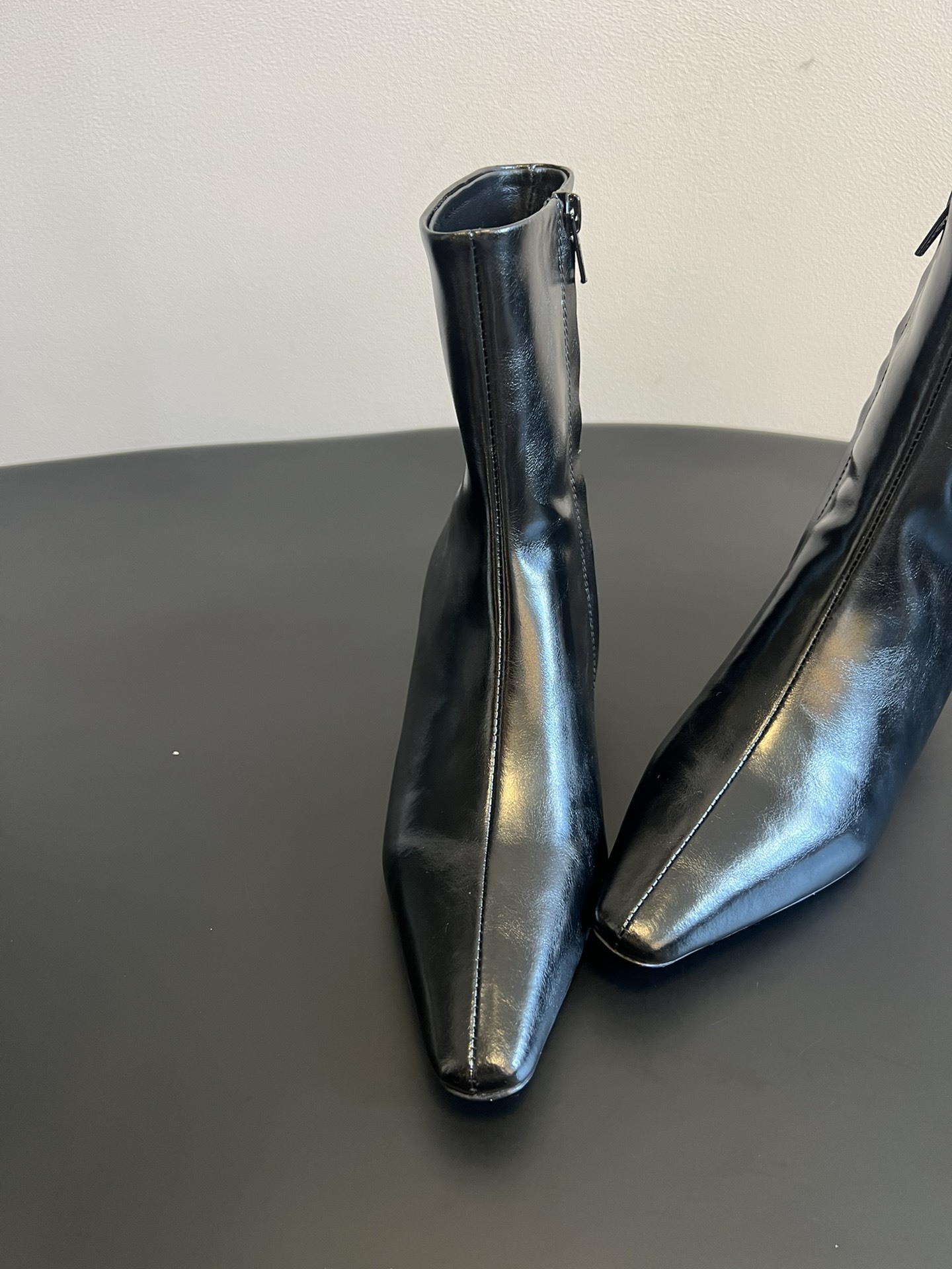 代购级 莞厂高品质Toteme 25ss 猫跟小短靴Toteme 的显著审美观为“雅致休闲奢华”,该服装