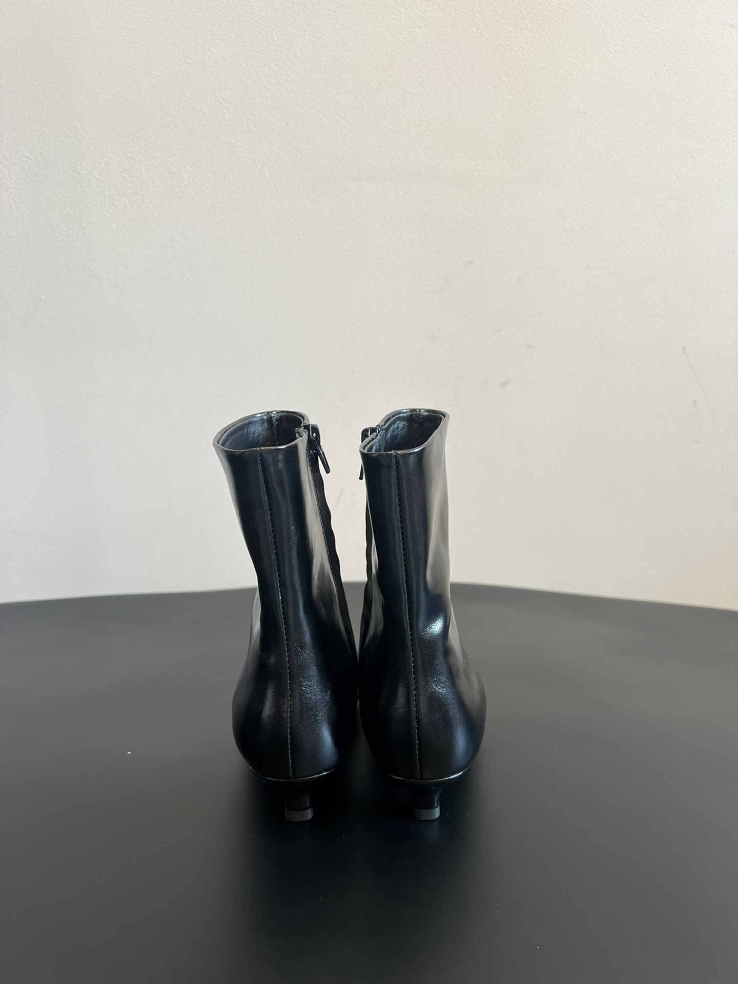 代购级 莞厂高品质Toteme 25ss 猫跟小短靴Toteme 的显著审美观为“雅致休闲奢华”,该服装