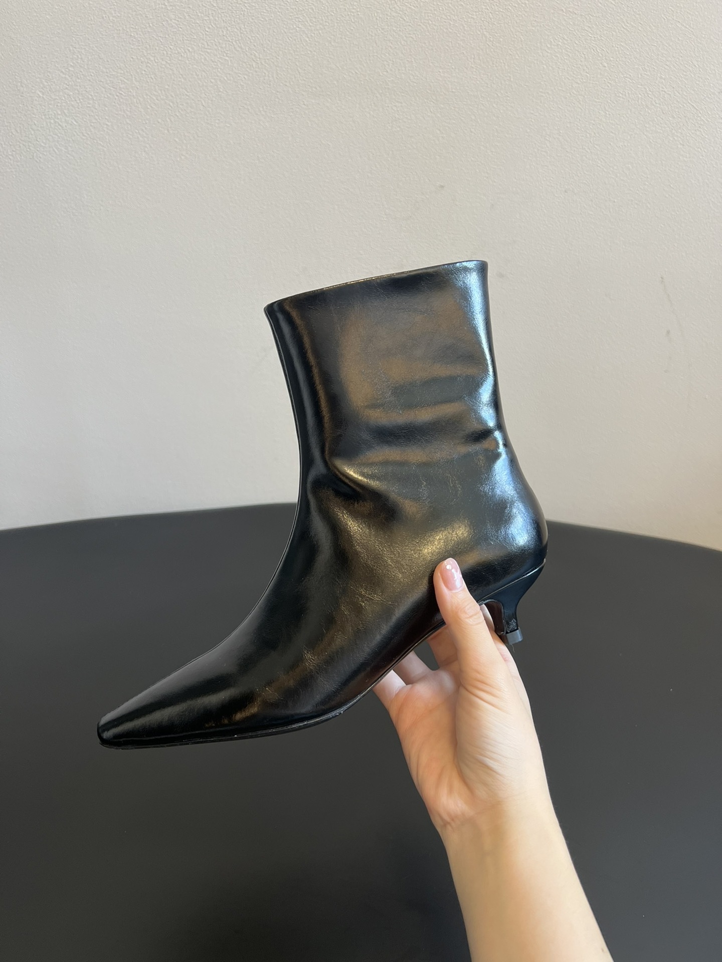 代购级 莞厂高品质Toteme 25ss 猫跟小短靴Toteme 的显著审美观为“雅致休闲奢华”,该服装