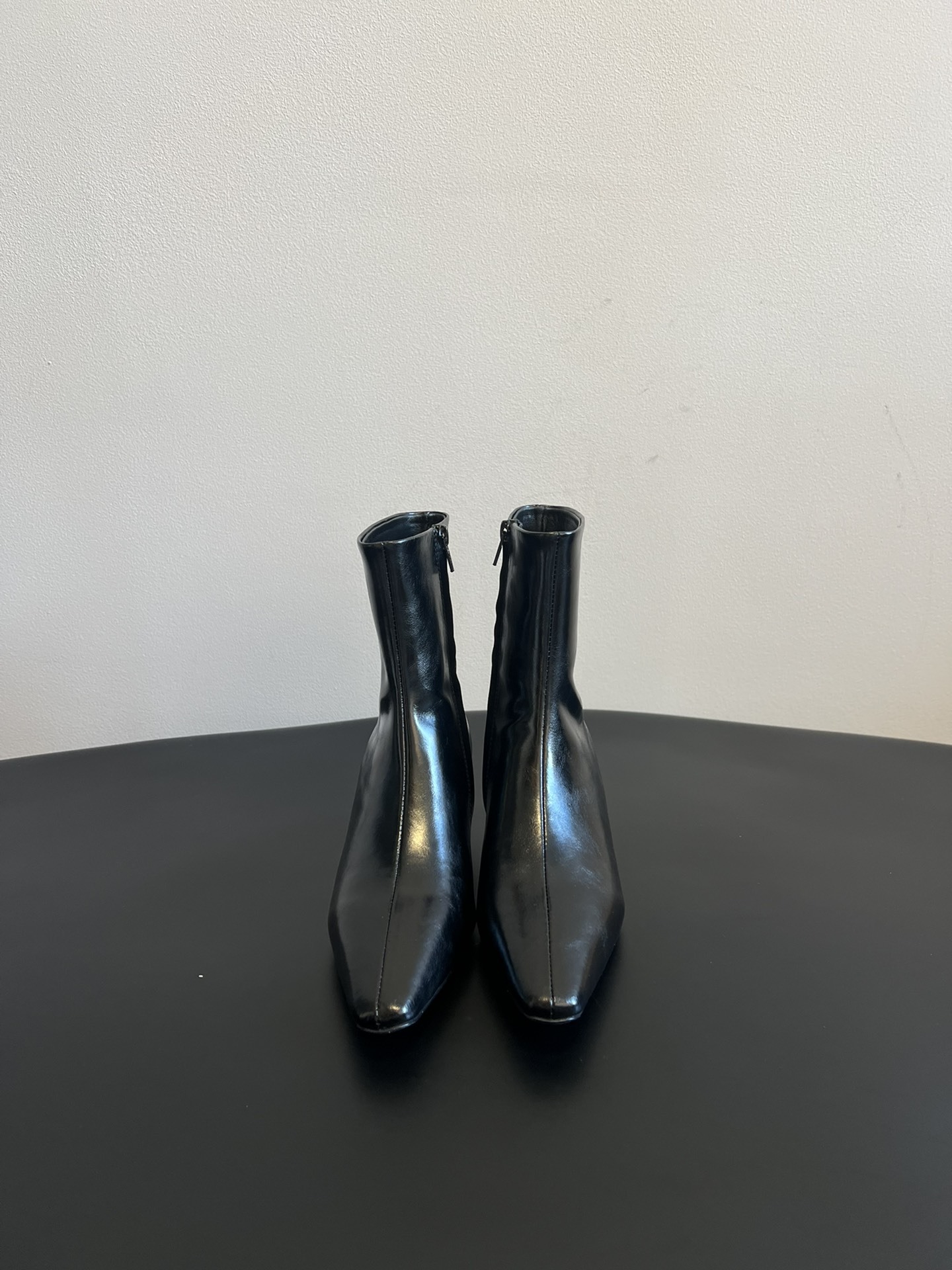 代购级 莞厂高品质Toteme 25ss 猫跟小短靴Toteme 的显著审美观为“雅致休闲奢华”,该服装