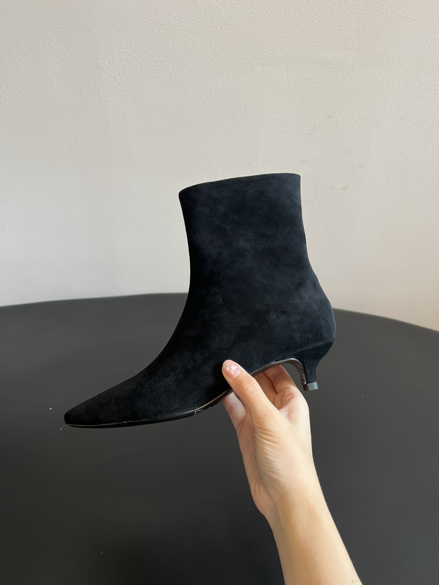 代购级 莞厂高品质Toteme 25ss 猫跟小短靴Toteme 的显著审美观为“雅致休闲奢华”，该服装