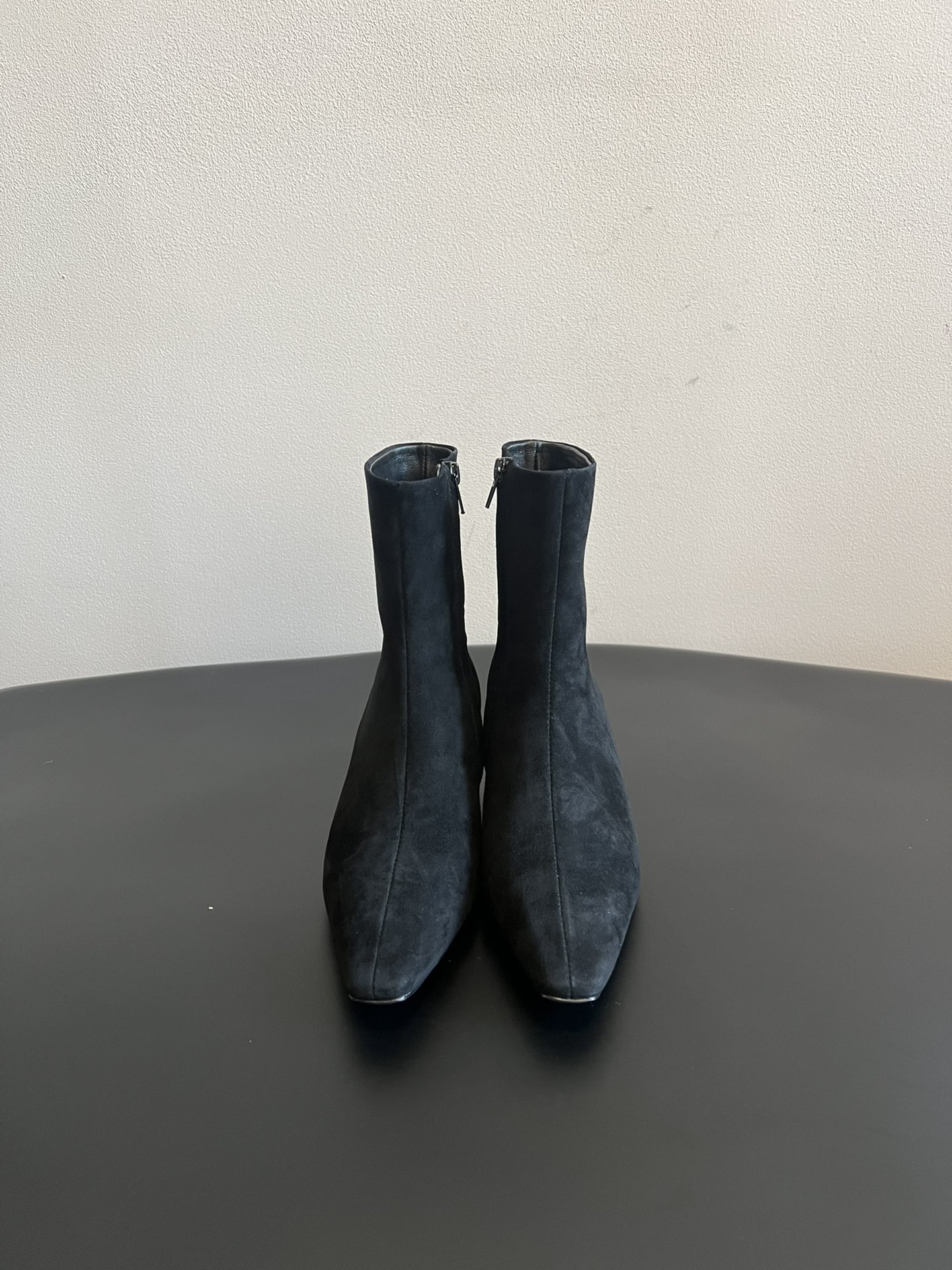代购级 莞厂高品质Toteme 25ss 猫跟小短靴Toteme 的显著审美观为“雅致休闲奢华”，该服装