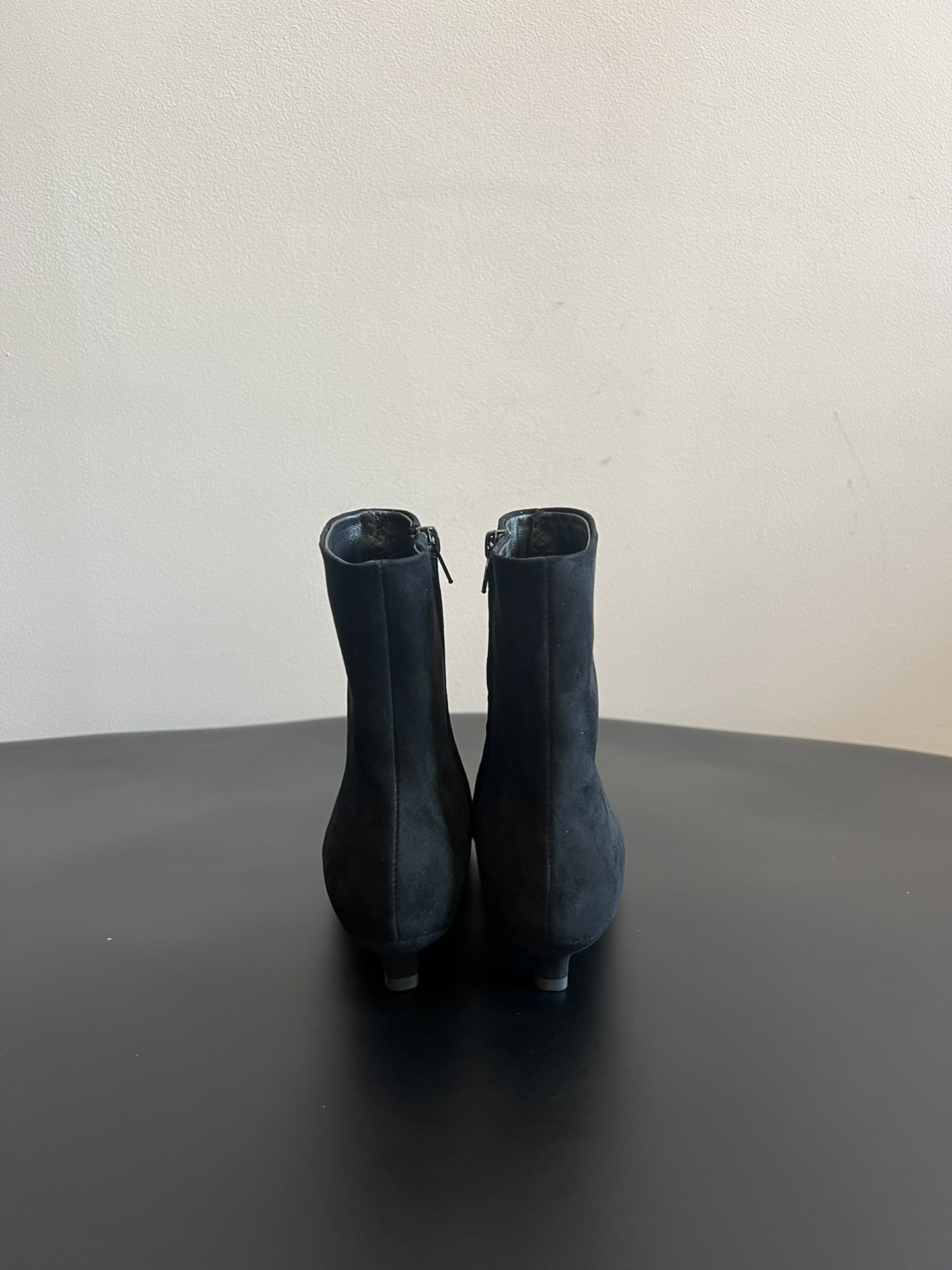 代购级 莞厂高品质Toteme 25ss 猫跟小短靴Toteme 的显著审美观为“雅致休闲奢华”，该服装