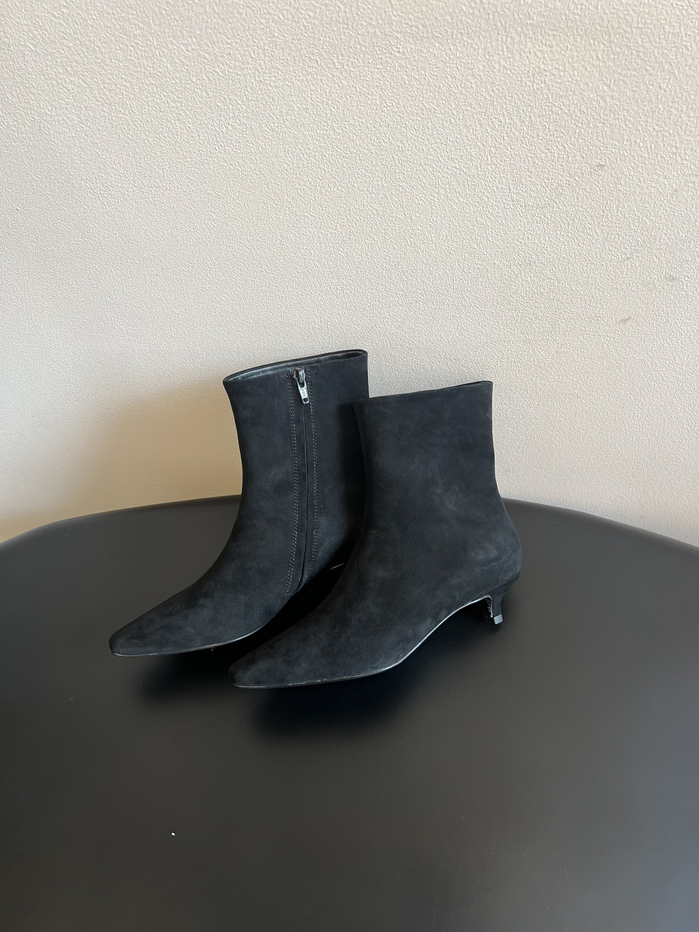 代购级 莞厂高品质Toteme 25ss 猫跟小短靴Toteme 的显著审美观为“雅致休闲奢华”，该服装