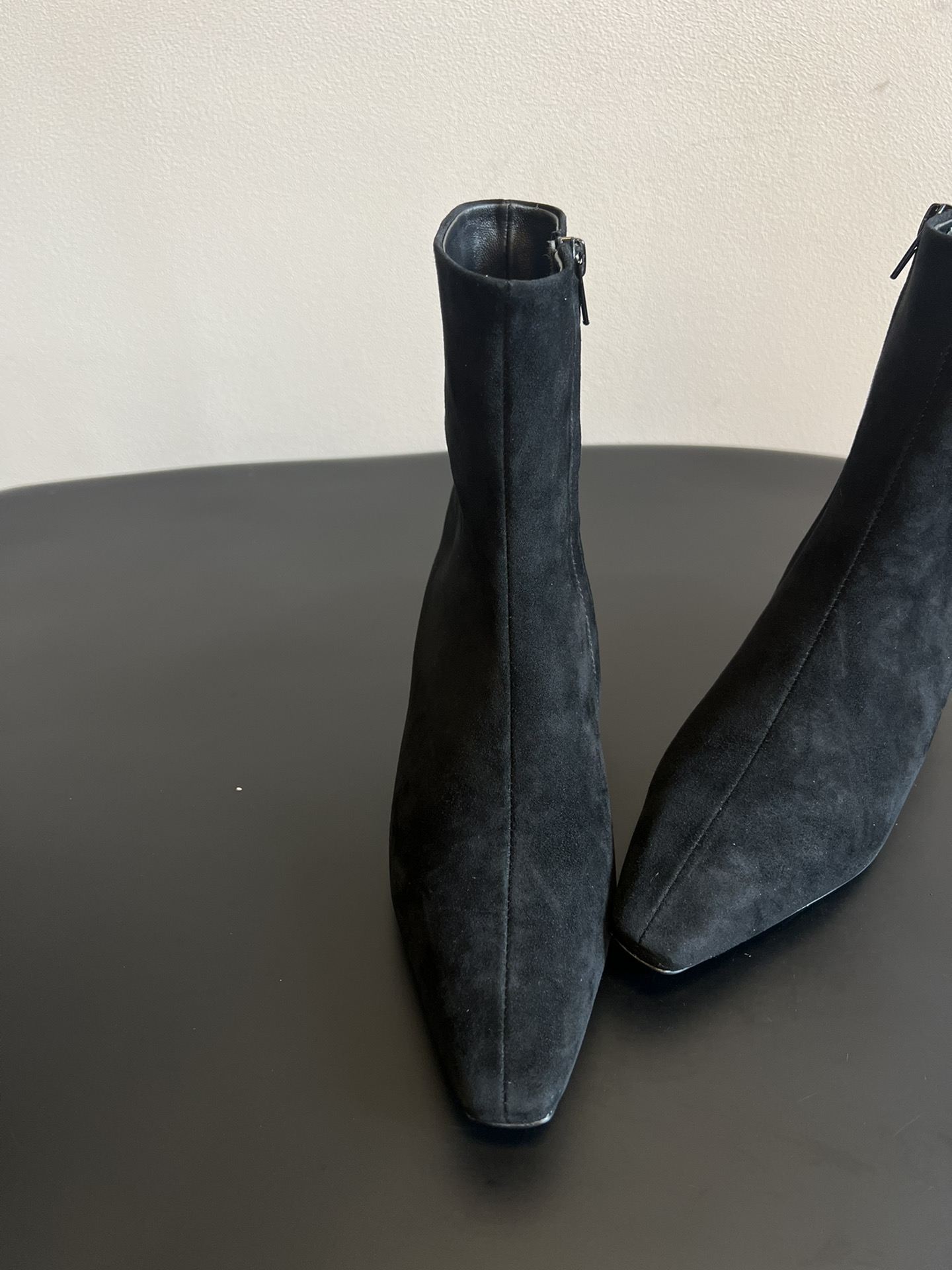 代购级 莞厂高品质Toteme 25ss 猫跟小短靴Toteme 的显著审美观为“雅致休闲奢华”，该服装