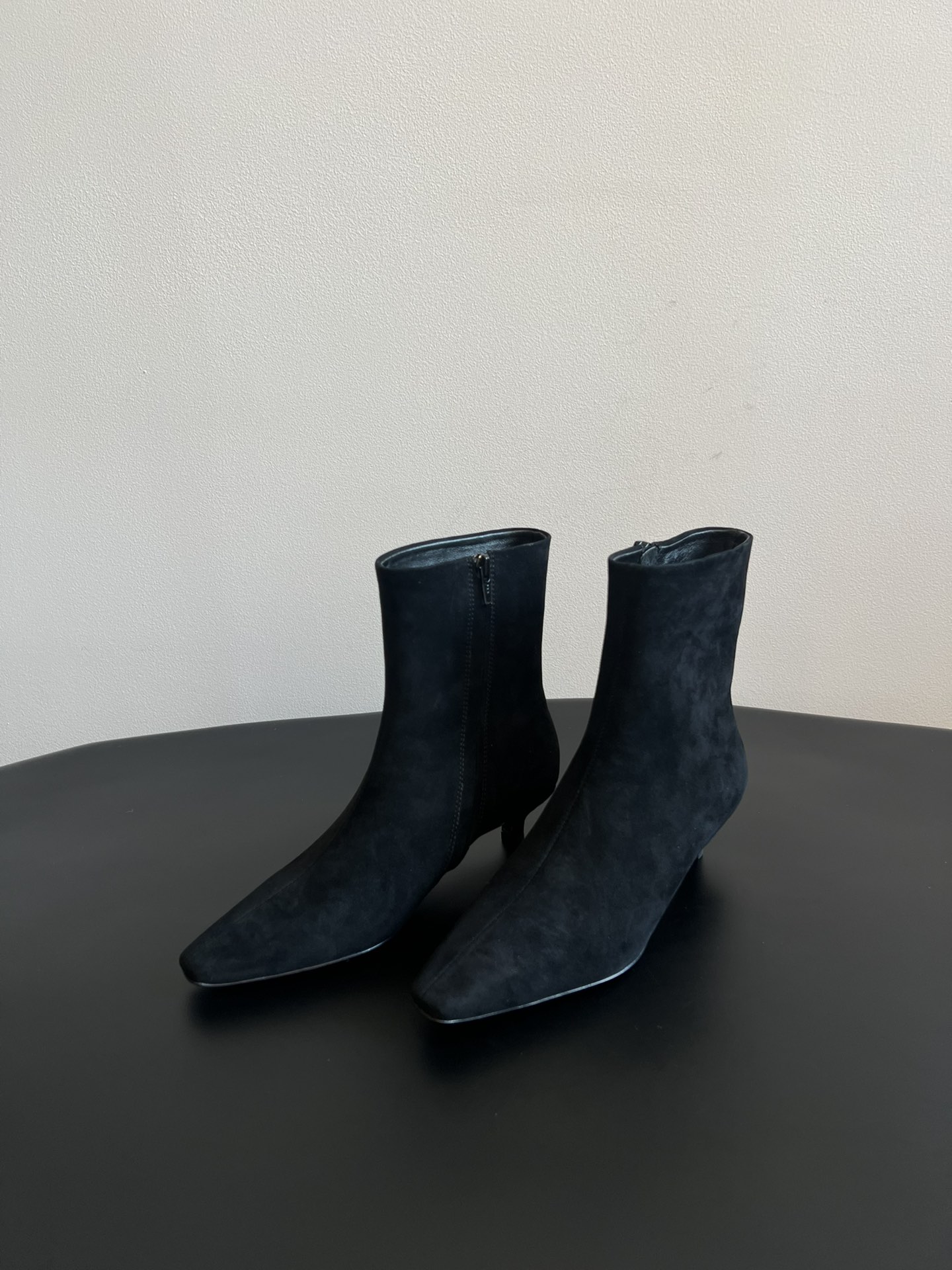 代购级 莞厂高品质Toteme 25ss 猫跟小短靴Toteme 的显著审美观为“雅致休闲奢华”，该服装