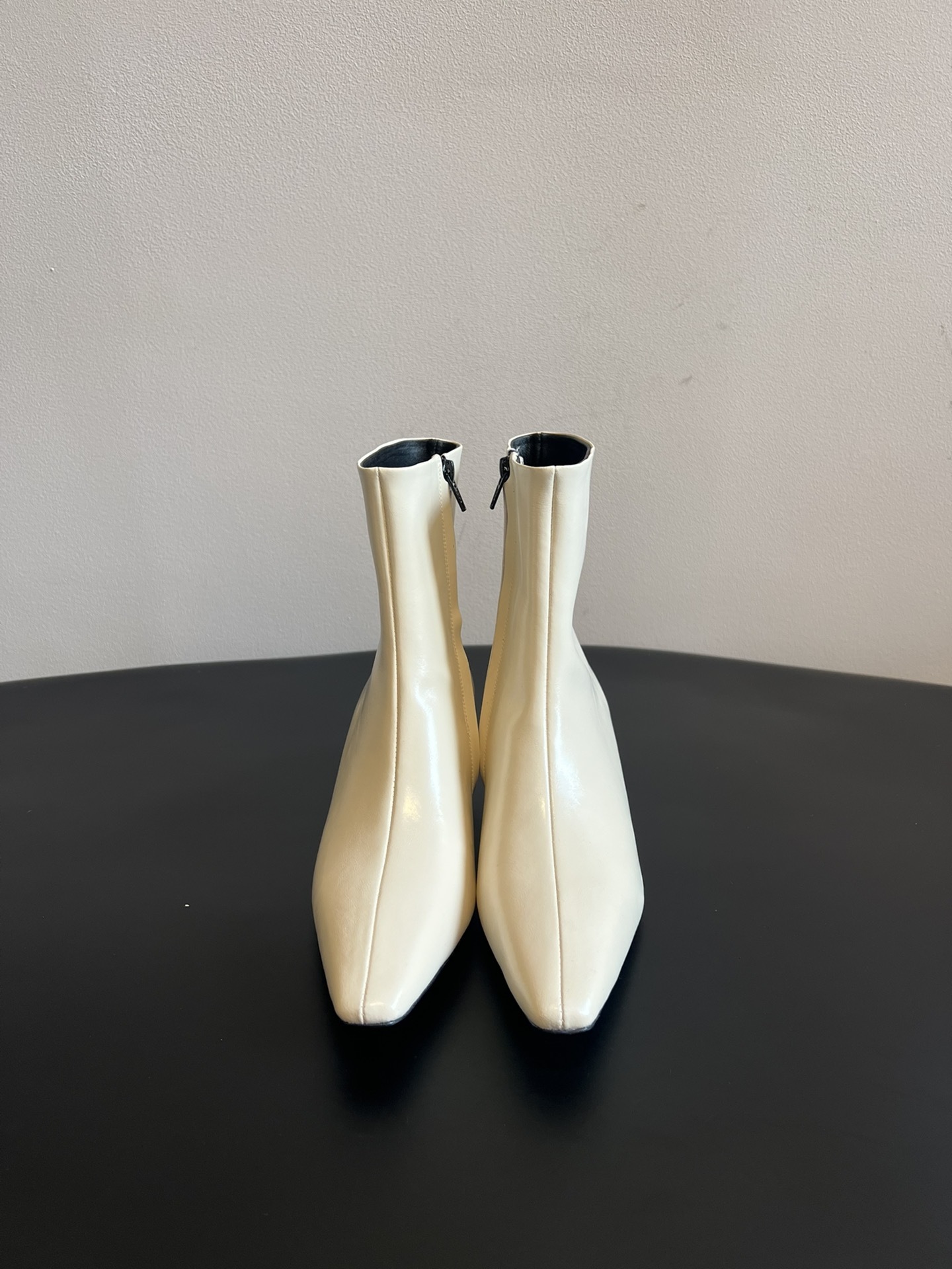代购级 莞厂高品质Toteme 25ss 猫跟小短靴Toteme 的显著审美观为“雅致休闲奢华”,该服装