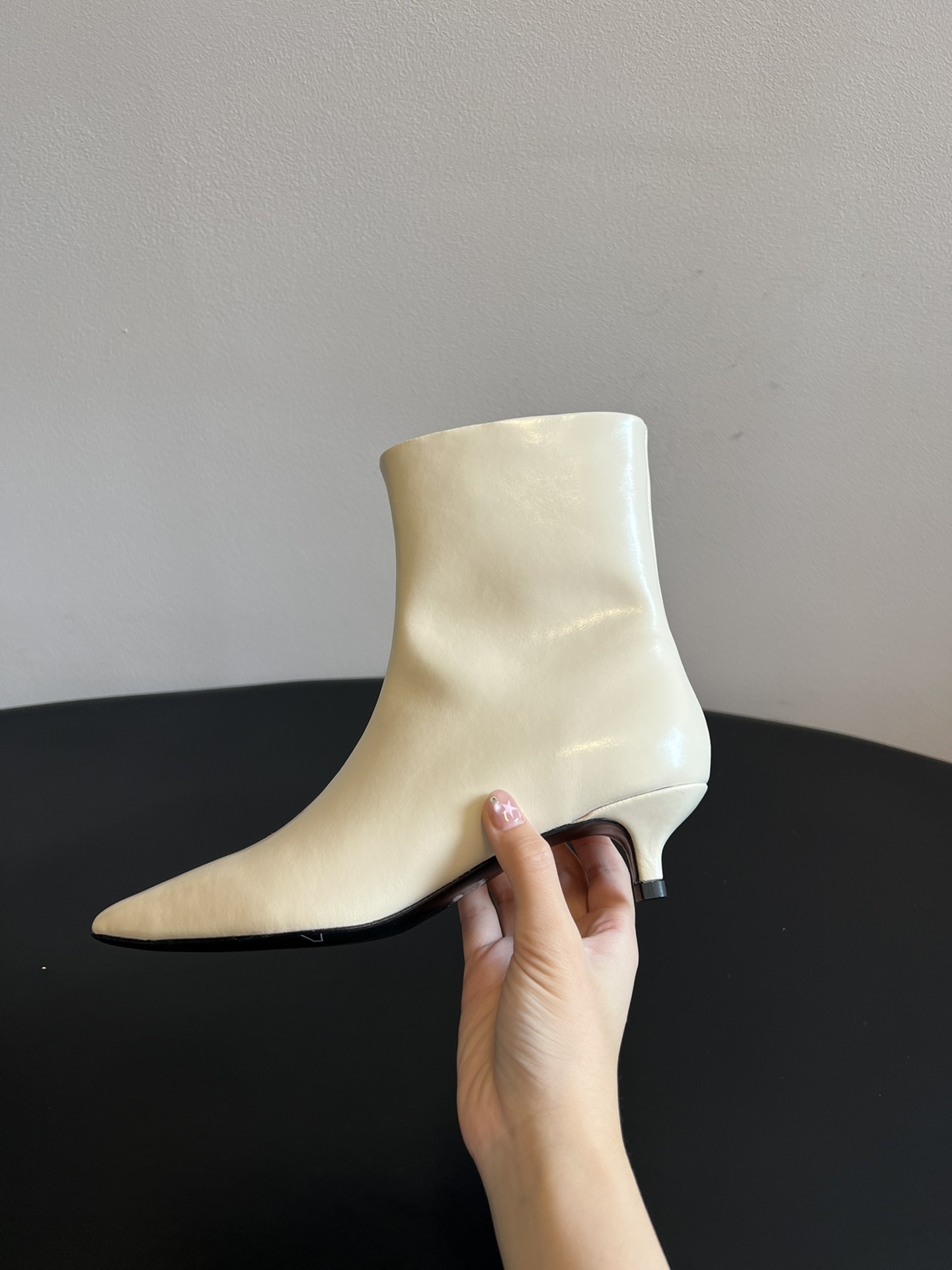 代购级 莞厂高品质Toteme 25ss 猫跟小短靴Toteme 的显著审美观为“雅致休闲奢华”,该服装