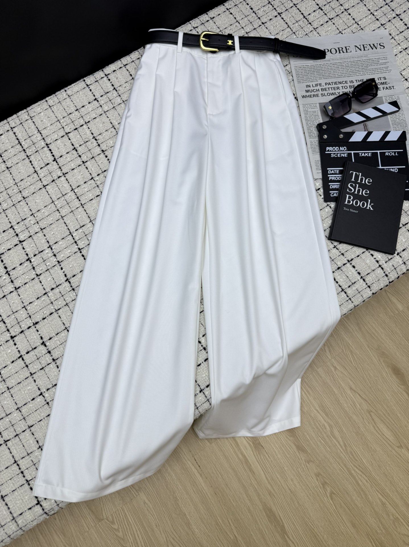 NO:502911,Celin*25 new logo embroidered casual trousers, basic without lack of detail, versatile and styling effect, pleated design outlines the line, very high-end, straight tailoring, just right trouser legs, not picky and long legs, huge and versatile, using imported fabric, texture online, two-color SML,,celine,alexander wang19860909Celin*25新款 logo刺绣休闲西裤 基础不缺细节感 百搭又有造型效果 压褶设计勾勒出线条感 很显高级 直筒的剪裁 恰到好处的裤腿 不挑人又能显腿长 巨百搭 采用进口面料 质感在线 两色SML,,celine,alexander wang,Women's clothing