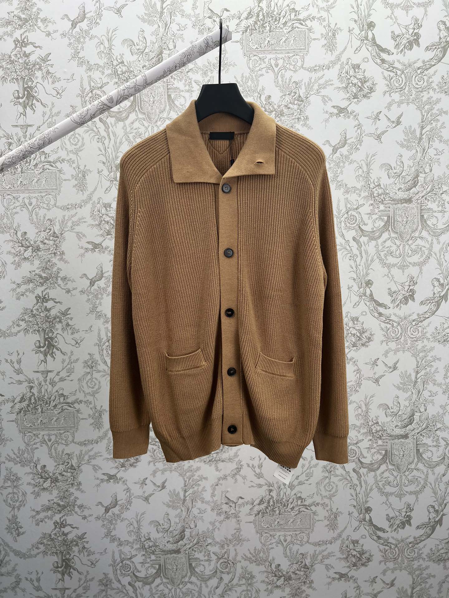 Cárdigan de pelo de camello para hombre nuevo Prada 24ss. Puños y bajo de punto de rayas verticales y cierre de botones…