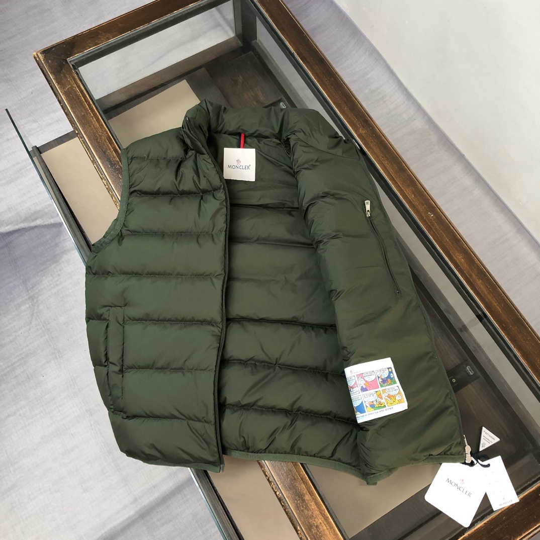 羽绒 Mon*cler 蒙口 2025最新羽绒背心 马甲❤️ 专柜同步上新!利落帅气的立领设计,行走的小