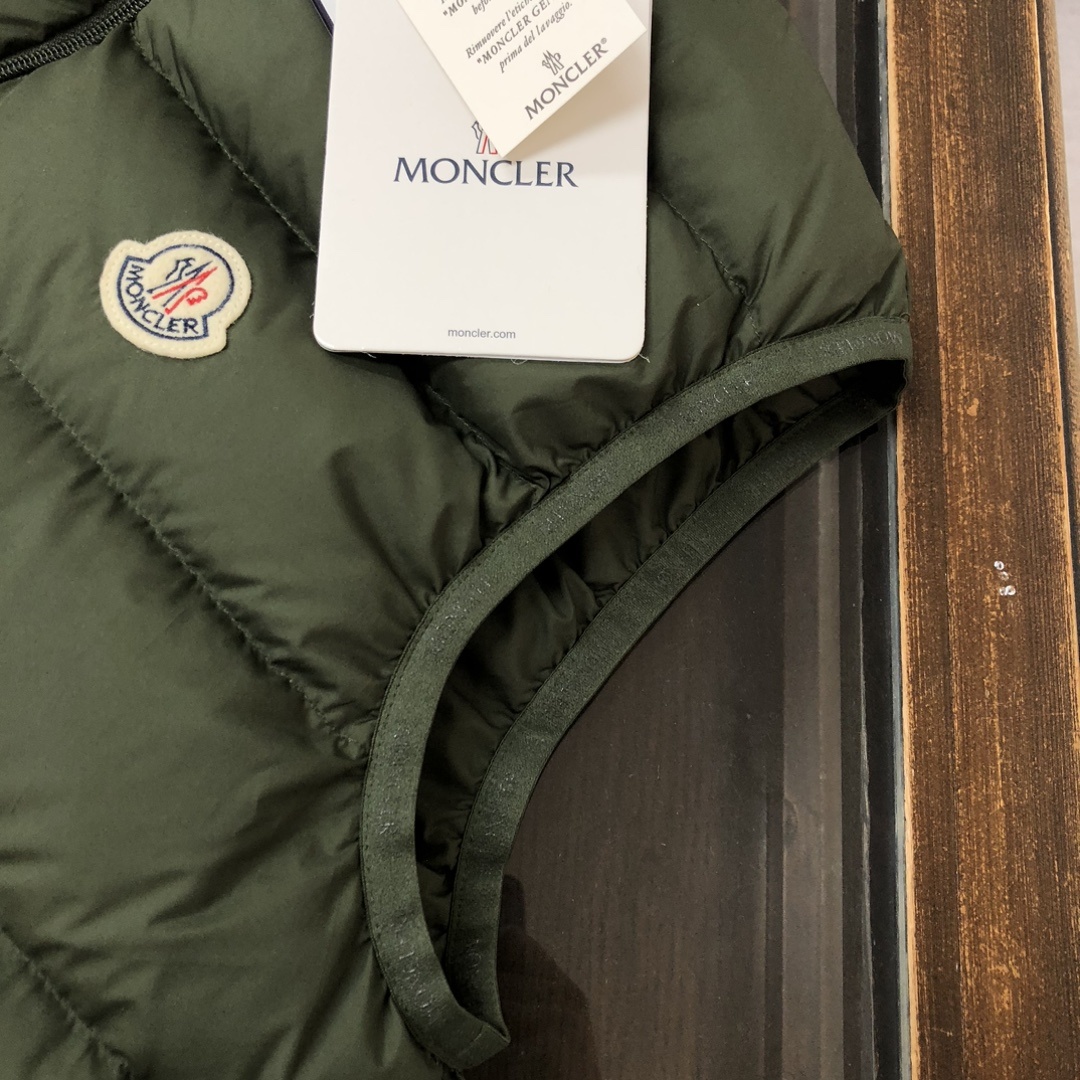 羽绒 Mon*cler 蒙口 2025最新羽绒背心 马甲❤️ 专柜同步上新!利落帅气的立领设计,行走的小