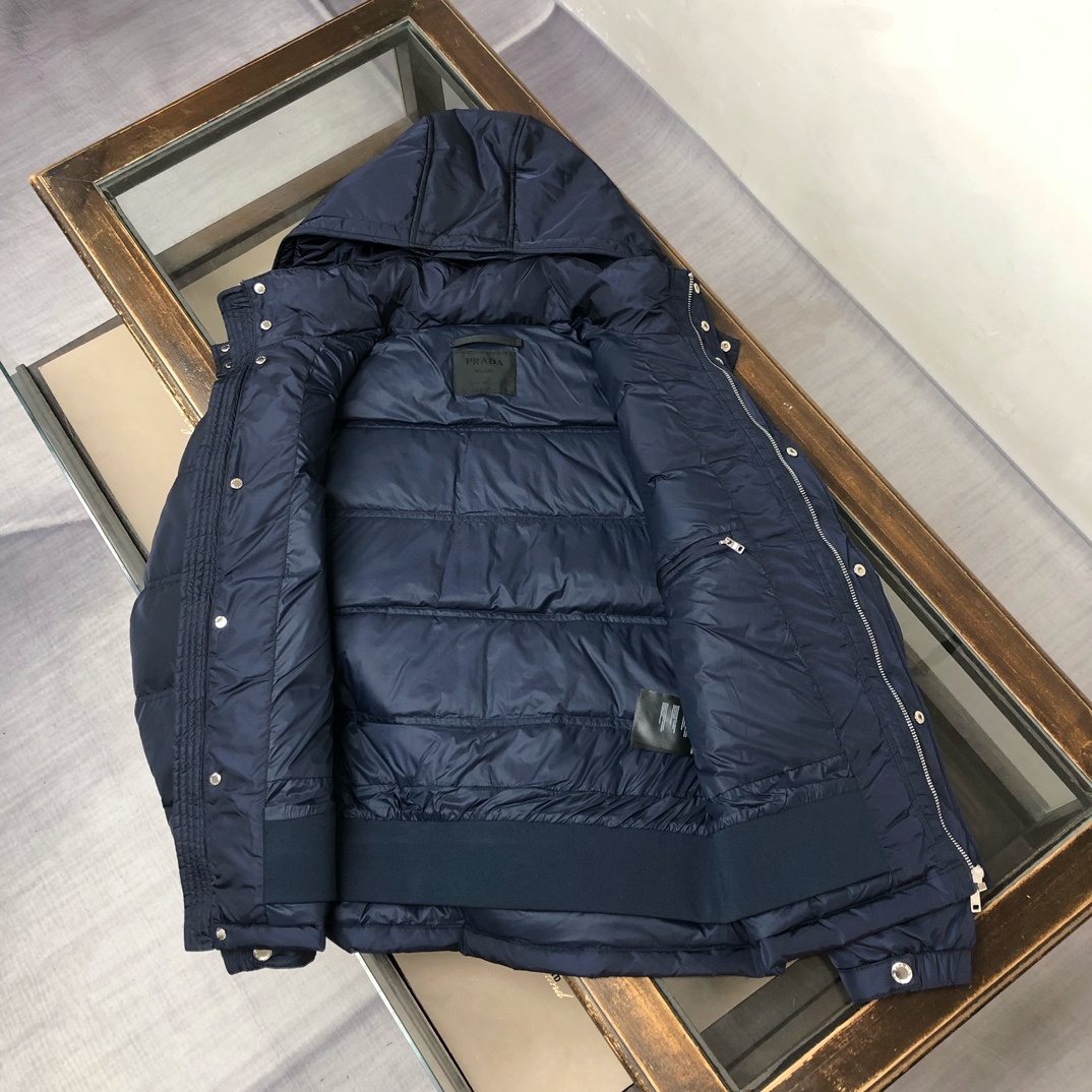 羽绒 新款上架🎬PRADA 普拉达 25秋冬新款带帽羽绒服外套 (帽子🉑拆卸)轻便蓬松保暖舒适,经典百搭