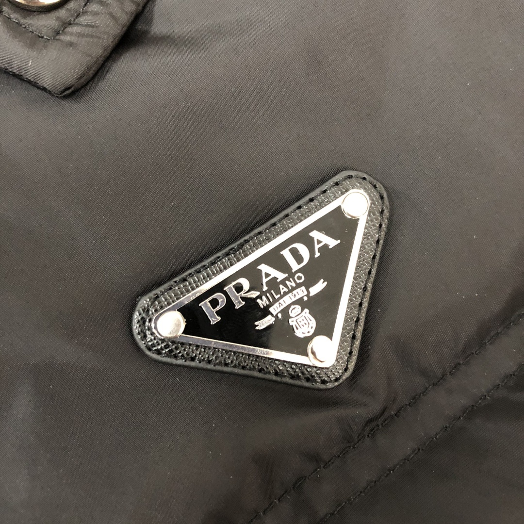 羽绒 新款上架🎬PRADA 普拉达 25秋冬新款带帽羽绒服外套 (帽子🉑拆卸)轻便蓬松保暖舒适,经典百搭