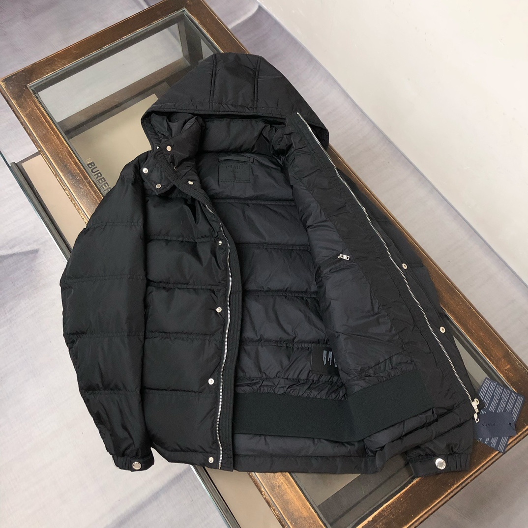 羽绒 新款上架🎬PRADA 普拉达 25秋冬新款带帽羽绒服外套 (帽子🉑拆卸)轻便蓬松保暖舒适,经典百搭