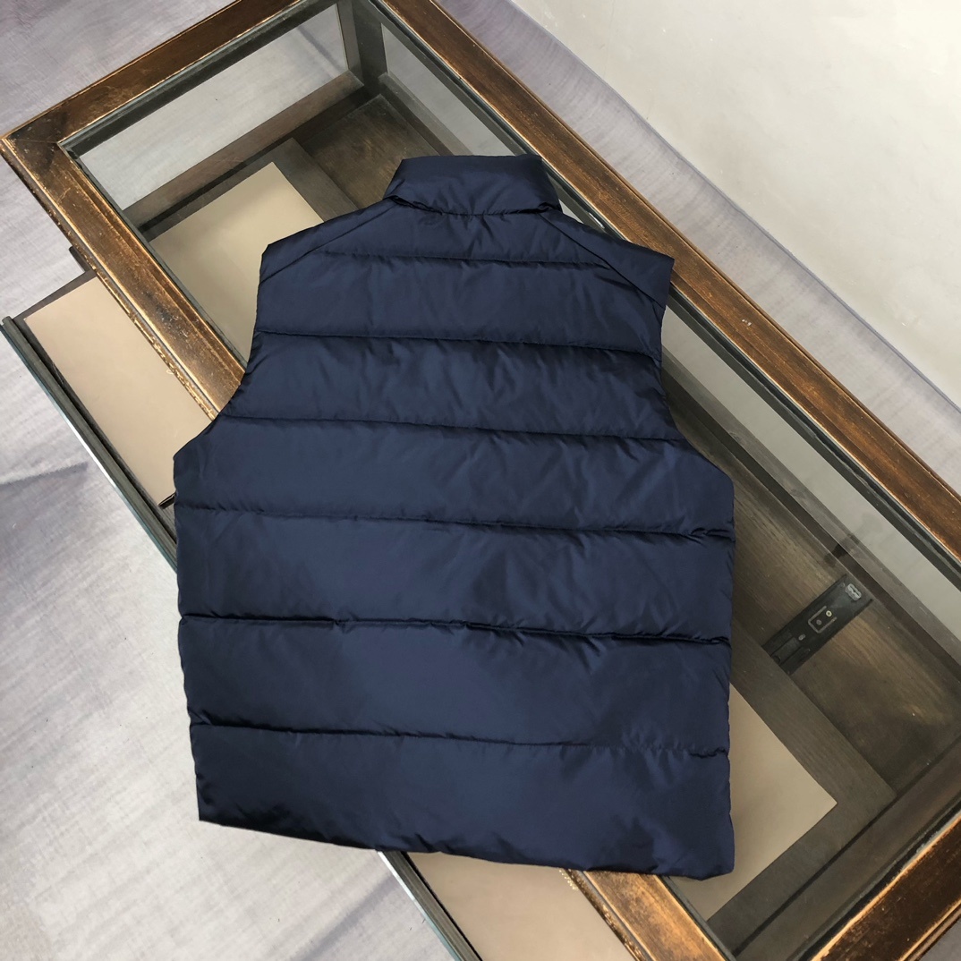 羽绒 PRADA-普拉达 25秋冬经典老牌三角标羽绒马甲背心!经典的铁三角😍每年翻牌必备上身的常青款系列