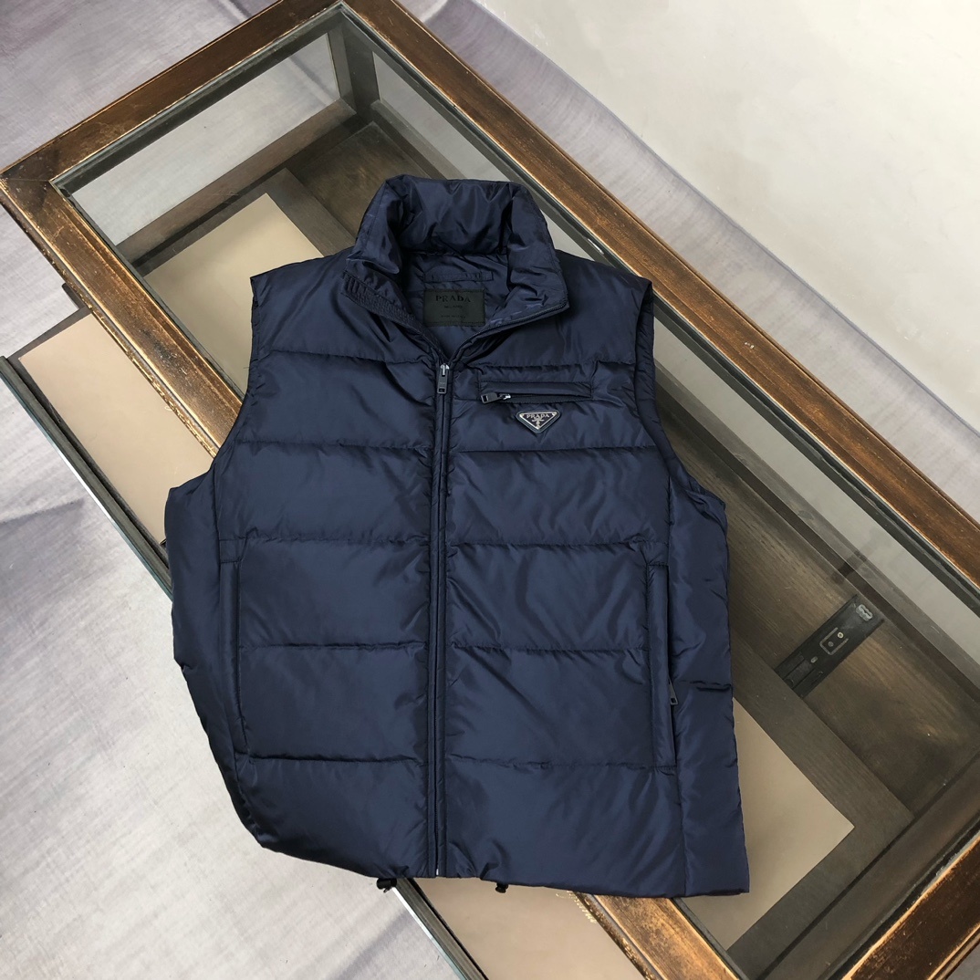 羽绒 PRADA-普拉达 25秋冬经典老牌三角标羽绒马甲背心!经典的铁三角😍每年翻牌必备上身的常青款系列