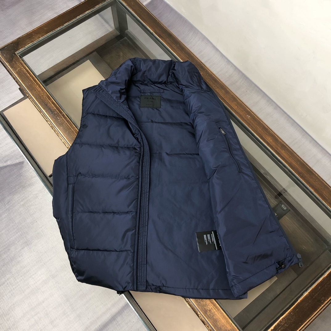羽绒 PRADA-普拉达 25秋冬经典老牌三角标羽绒马甲背心!经典的铁三角😍每年翻牌必备上身的常青款系列