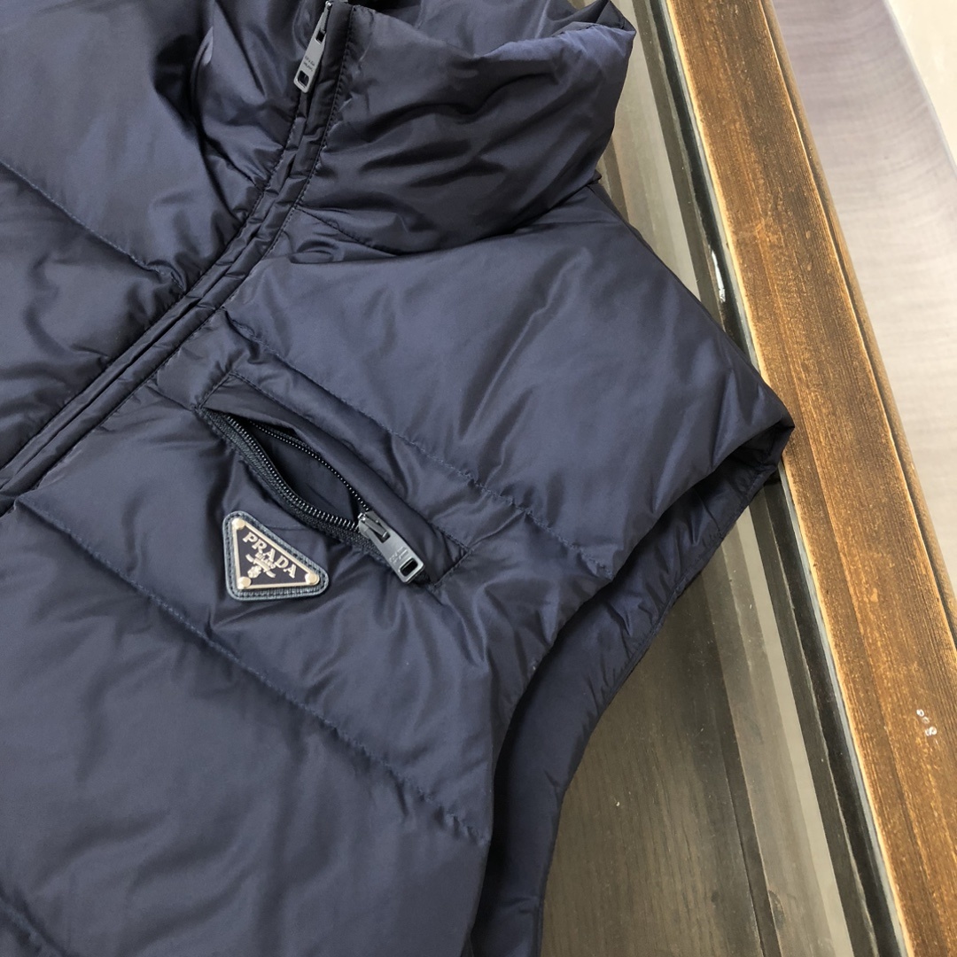 羽绒 PRADA-普拉达 25秋冬经典老牌三角标羽绒马甲背心!经典的铁三角😍每年翻牌必备上身的常青款系列