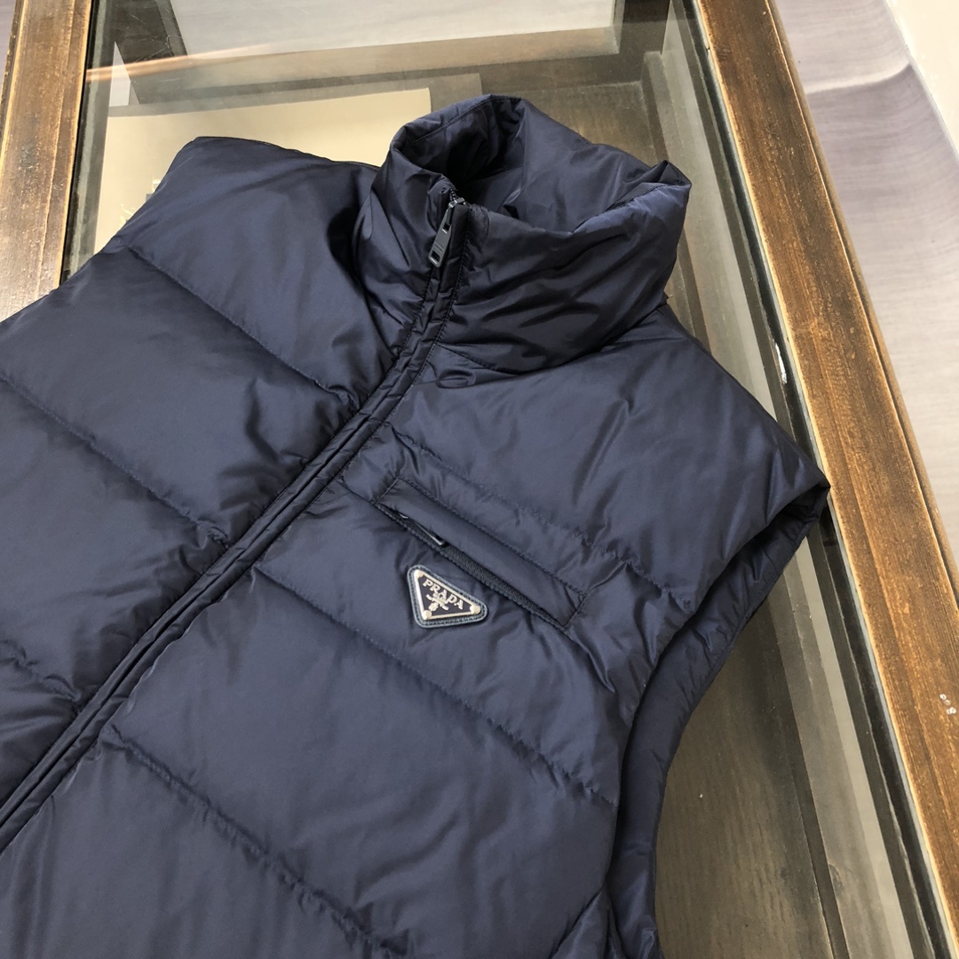 羽绒 PRADA-普拉达 25秋冬经典老牌三角标羽绒马甲背心!经典的铁三角😍每年翻牌必备上身的常青款系列