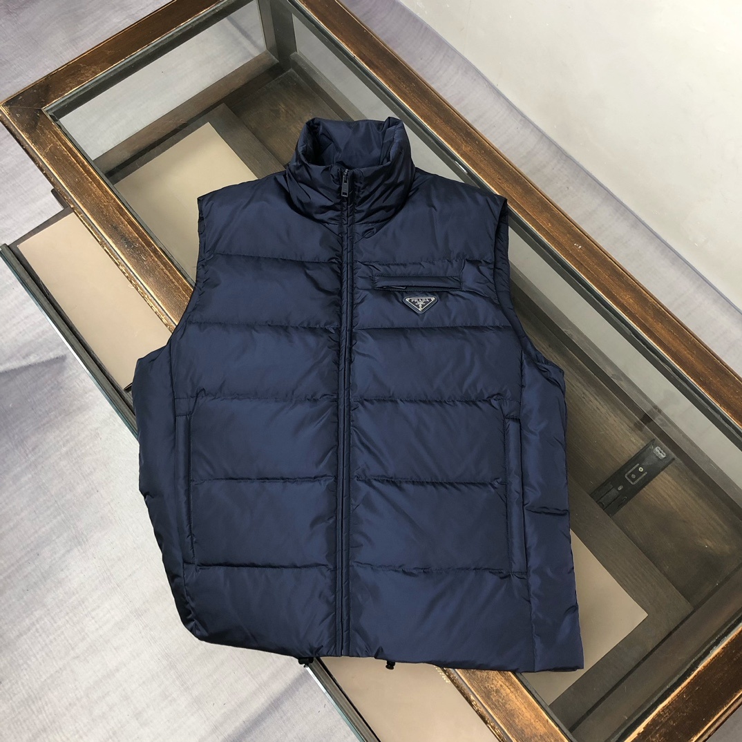 羽绒 PRADA-普拉达 25秋冬经典老牌三角标羽绒马甲背心!经典的铁三角😍每年翻牌必备上身的常青款系列