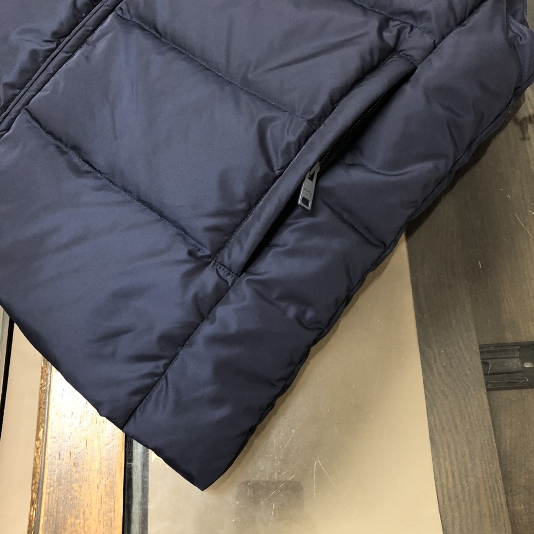 羽绒 PRADA-普拉达 25秋冬经典老牌三角标羽绒马甲背心!经典的铁三角😍每年翻牌必备上身的常青款系列
