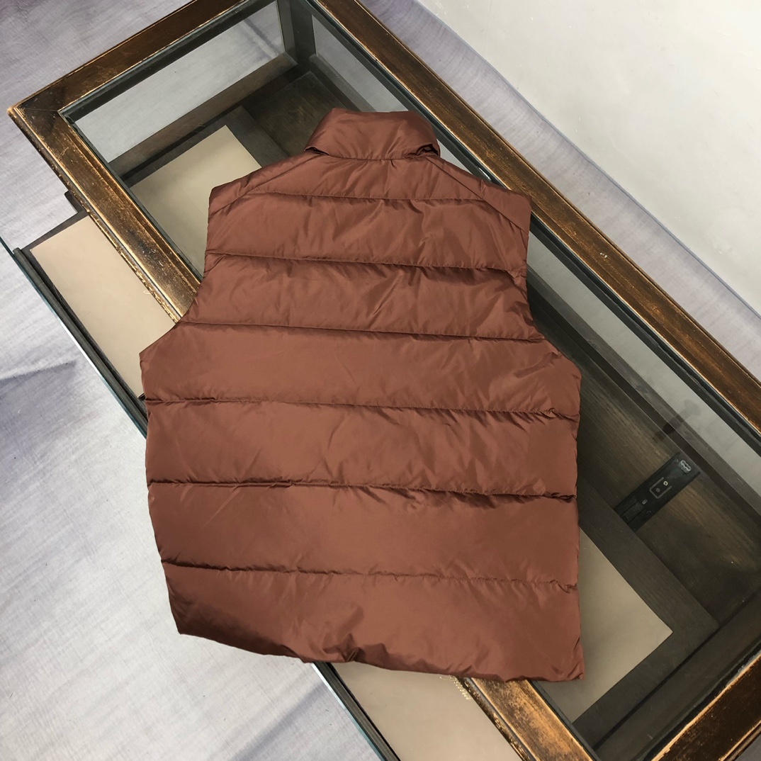 羽绒 PRADA-普拉达 25秋冬经典老牌三角标羽绒马甲背心!经典的铁三角😍每年翻牌必备上身的常青款系列