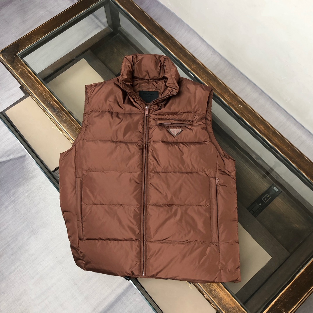 羽绒 PRADA-普拉达 25秋冬经典老牌三角标羽绒马甲背心!经典的铁三角😍每年翻牌必备上身的常青款系列