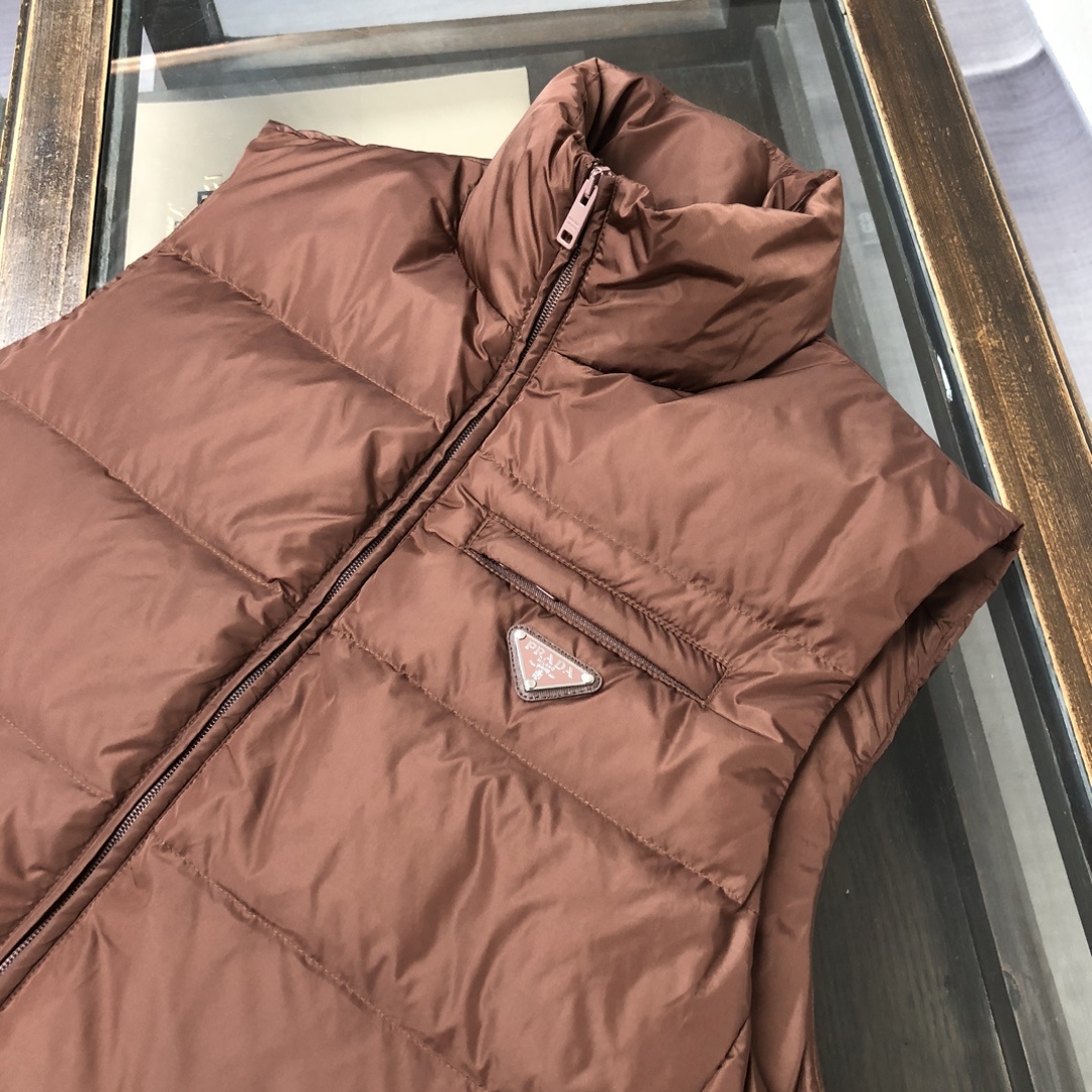羽绒 PRADA-普拉达 25秋冬经典老牌三角标羽绒马甲背心!经典的铁三角😍每年翻牌必备上身的常青款系列