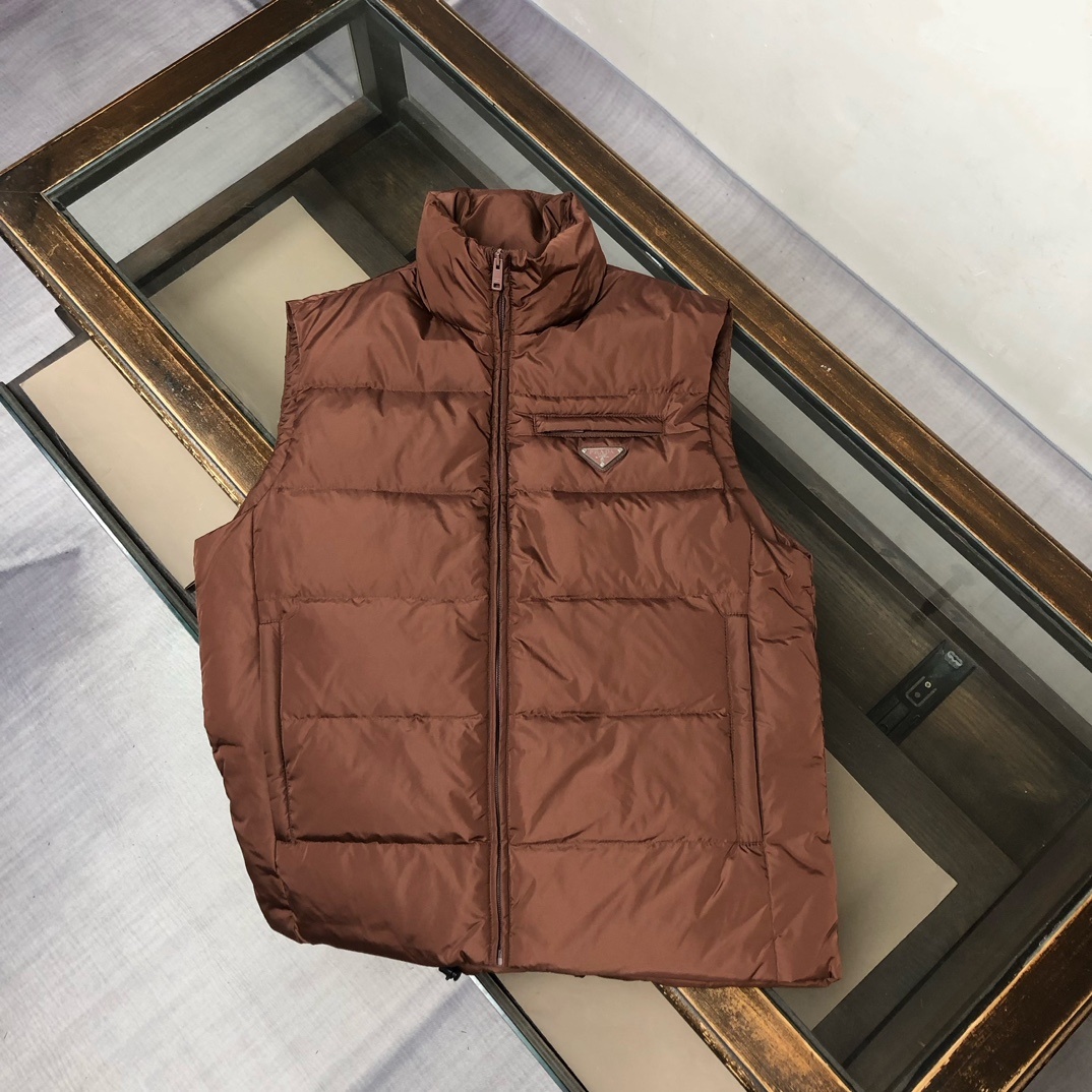 羽绒 PRADA-普拉达 25秋冬经典老牌三角标羽绒马甲背心!经典的铁三角😍每年翻牌必备上身的常青款系列