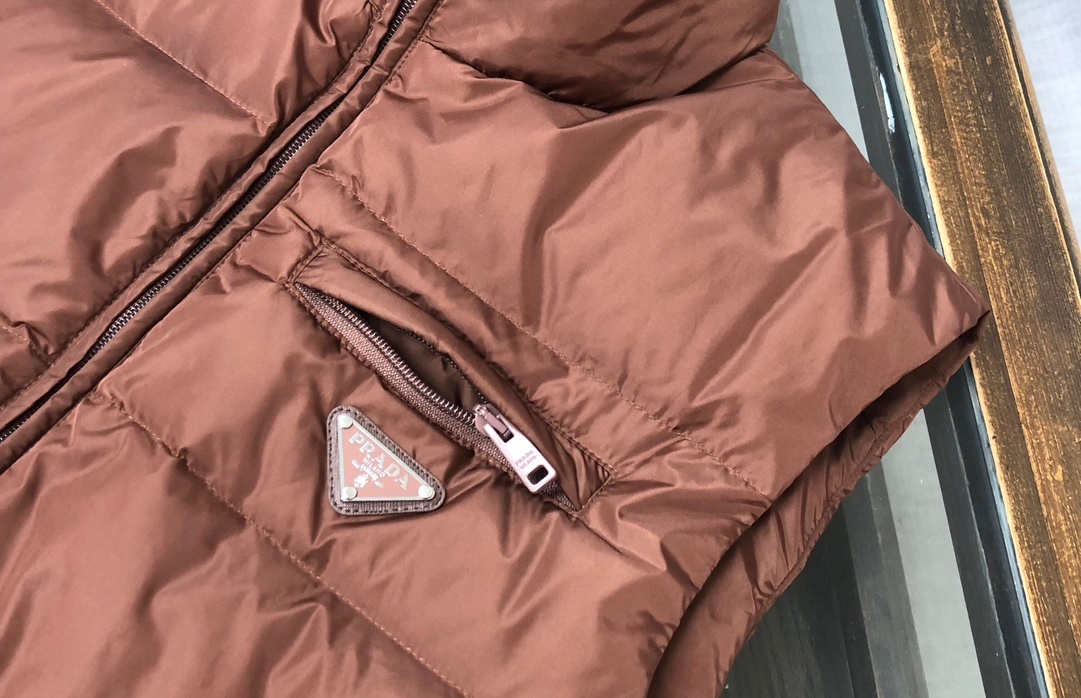 羽绒 PRADA-普拉达 25秋冬经典老牌三角标羽绒马甲背心!经典的铁三角😍每年翻牌必备上身的常青款系列