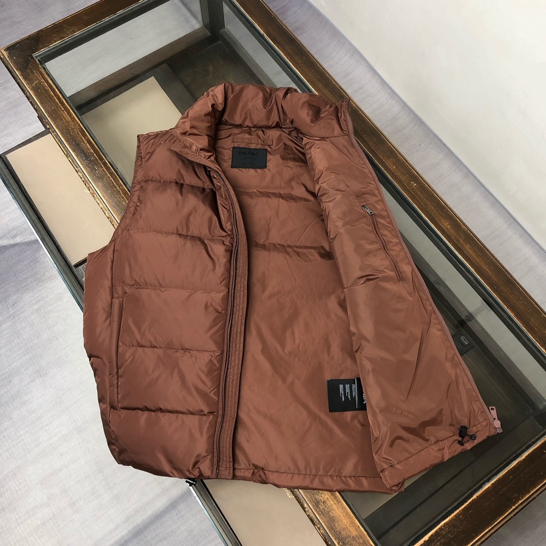 羽绒 PRADA-普拉达 25秋冬经典老牌三角标羽绒马甲背心!经典的铁三角😍每年翻牌必备上身的常青款系列