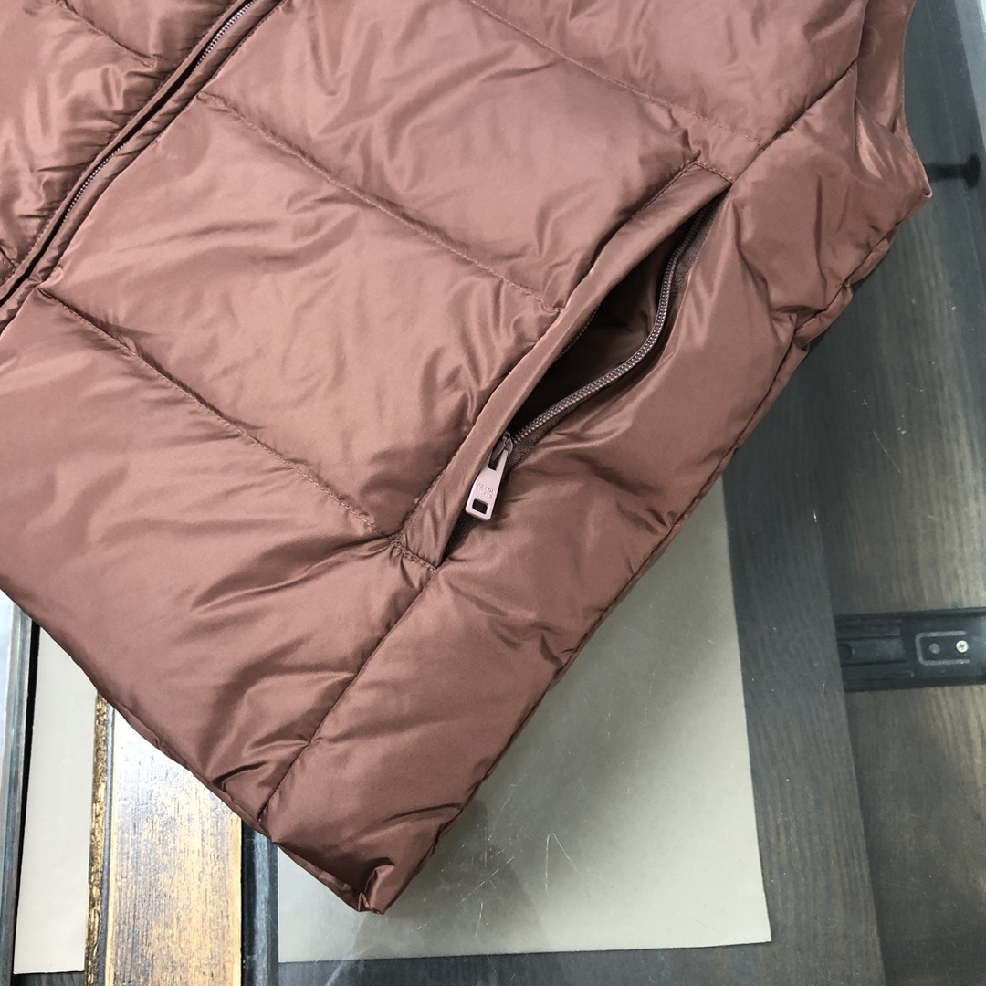 羽绒 PRADA-普拉达 25秋冬经典老牌三角标羽绒马甲背心!经典的铁三角😍每年翻牌必备上身的常青款系列