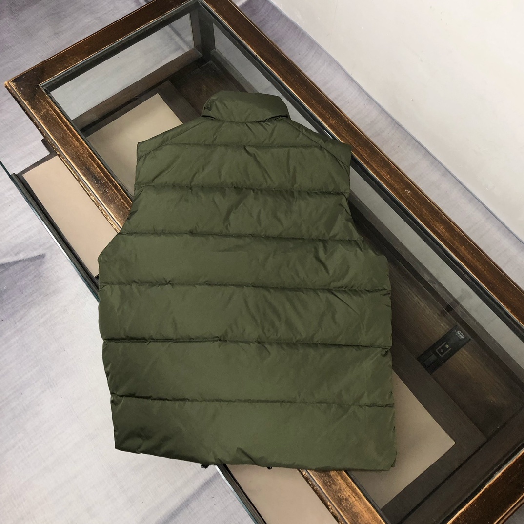 羽绒 PRADA-普拉达 25秋冬经典老牌三角标羽绒马甲背心!经典的铁三角😍每年翻牌必备上身的常青款系列