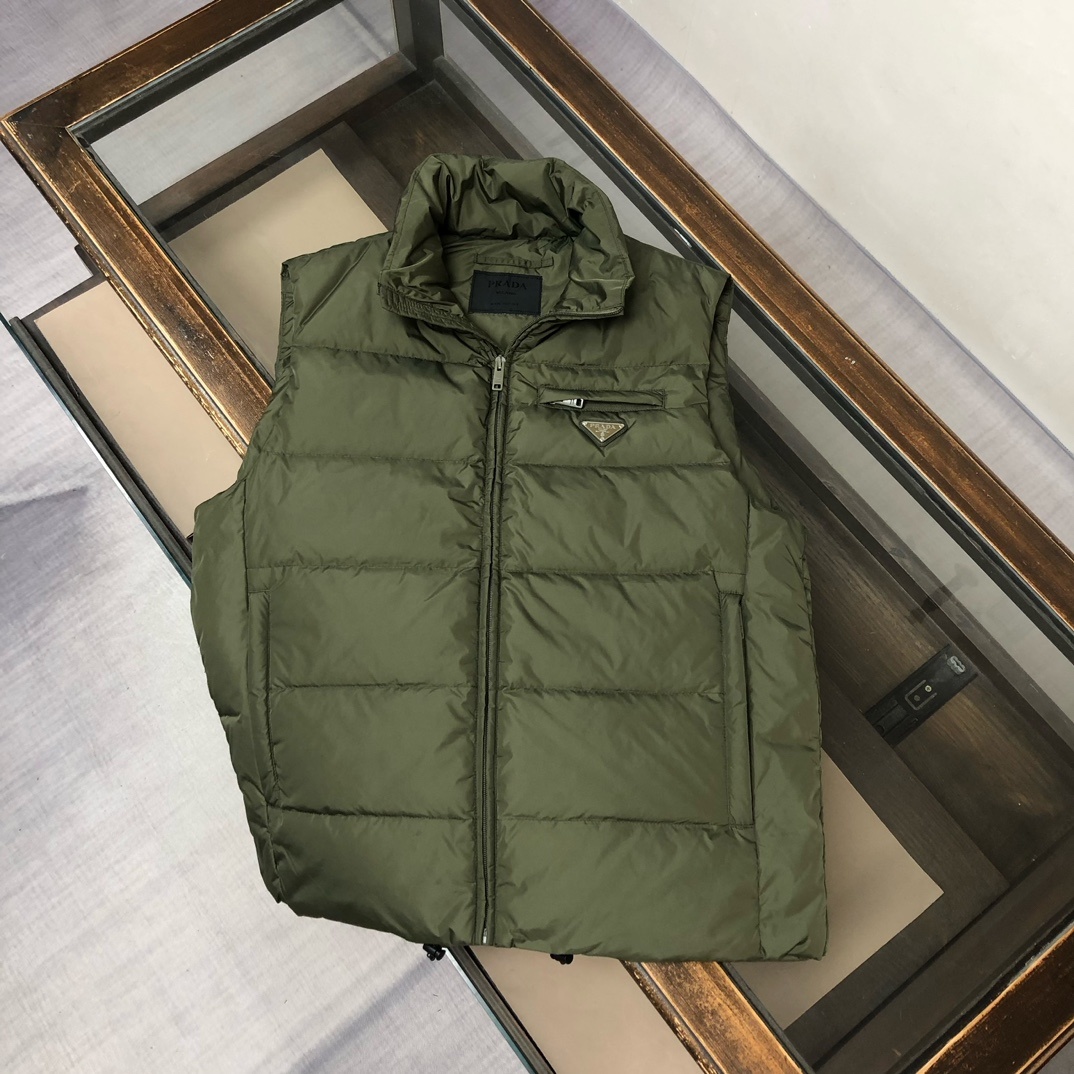 羽绒 PRADA-普拉达 25秋冬经典老牌三角标羽绒马甲背心!经典的铁三角😍每年翻牌必备上身的常青款系列