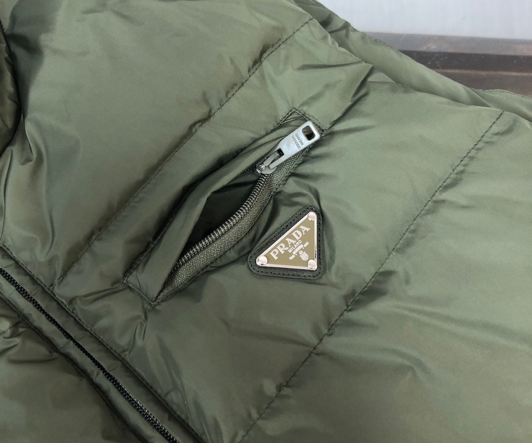 羽绒 PRADA-普拉达 25秋冬经典老牌三角标羽绒马甲背心!经典的铁三角😍每年翻牌必备上身的常青款系列