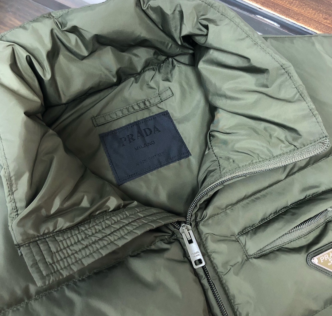 羽绒 PRADA-普拉达 25秋冬经典老牌三角标羽绒马甲背心!经典的铁三角😍每年翻牌必备上身的常青款系列
