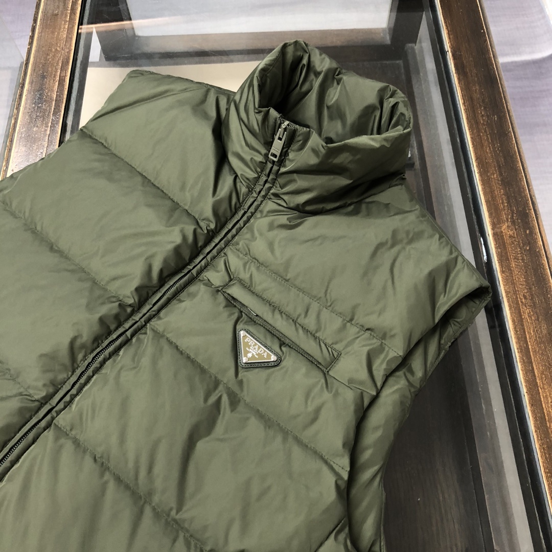羽绒 PRADA-普拉达 25秋冬经典老牌三角标羽绒马甲背心!经典的铁三角😍每年翻牌必备上身的常青款系列