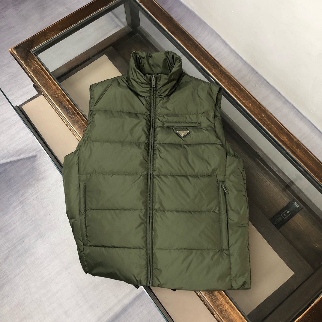 羽绒 PRADA-普拉达 25秋冬经典老牌三角标羽绒马甲背心!经典的铁三角😍每年翻牌必备上身的常青款系列