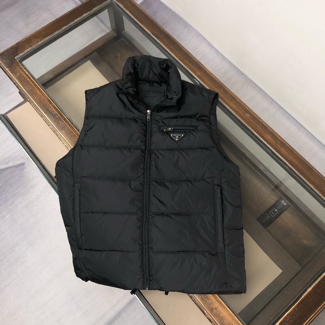羽绒 PRADA-普拉达 25秋冬经典老牌三角标羽绒马甲背心!经典的铁三角😍每年翻牌必备上身的常青款系列