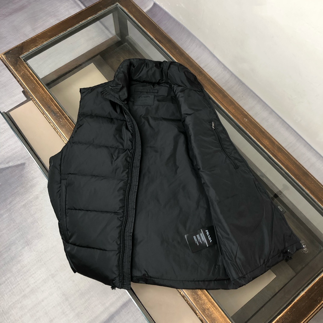 羽绒 PRADA-普拉达 25秋冬经典老牌三角标羽绒马甲背心!经典的铁三角😍每年翻牌必备上身的常青款系列