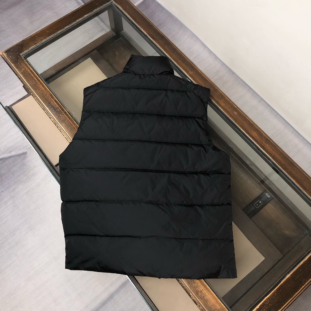 羽绒 PRADA-普拉达 25秋冬经典老牌三角标羽绒马甲背心!经典的铁三角😍每年翻牌必备上身的常青款系列