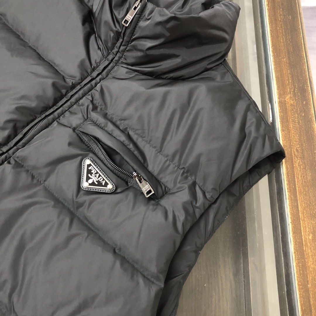 羽绒 PRADA-普拉达 25秋冬经典老牌三角标羽绒马甲背心!经典的铁三角😍每年翻牌必备上身的常青款系列