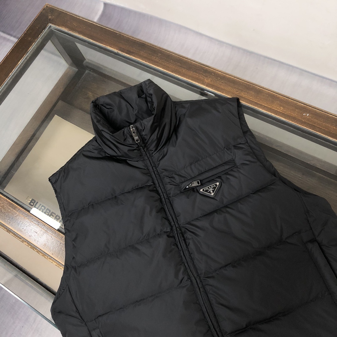 羽绒 PRADA-普拉达 25秋冬经典老牌三角标羽绒马甲背心!经典的铁三角😍每年翻牌必备上身的常青款系列