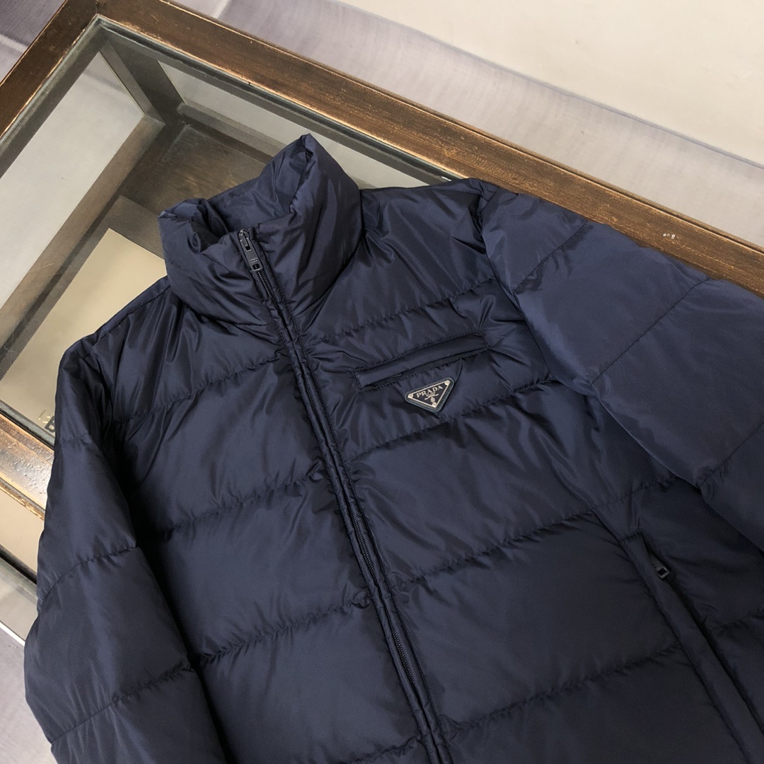 羽绒 新款上架🎬PRADA 普拉达 25秋冬新款羽绒服外套,立领金典款式轻便蓬松保暖舒适,经典百搭实穿,